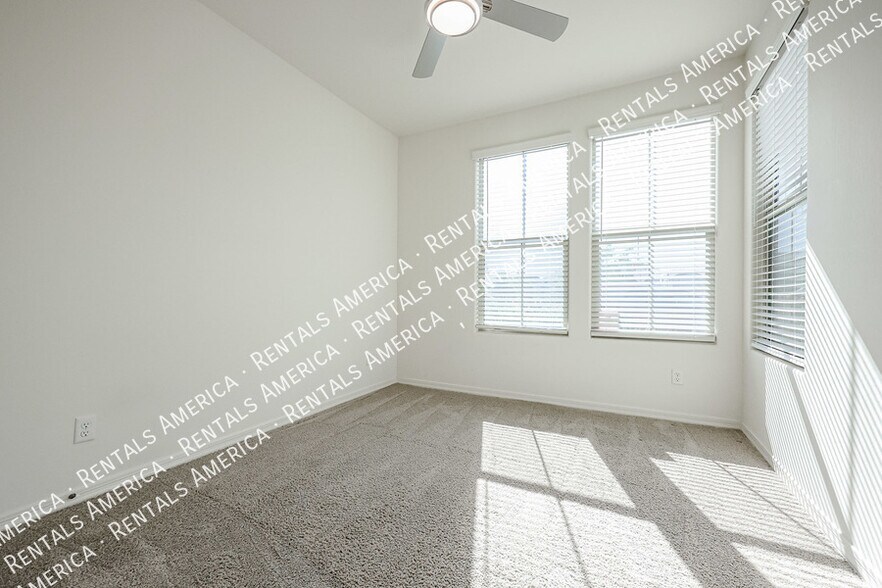 Building Photo - 1095 S Sunset Dr
