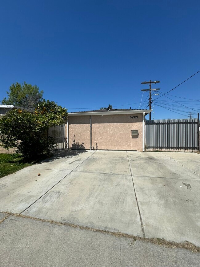 Driveway parking - 14921 Kittridge St