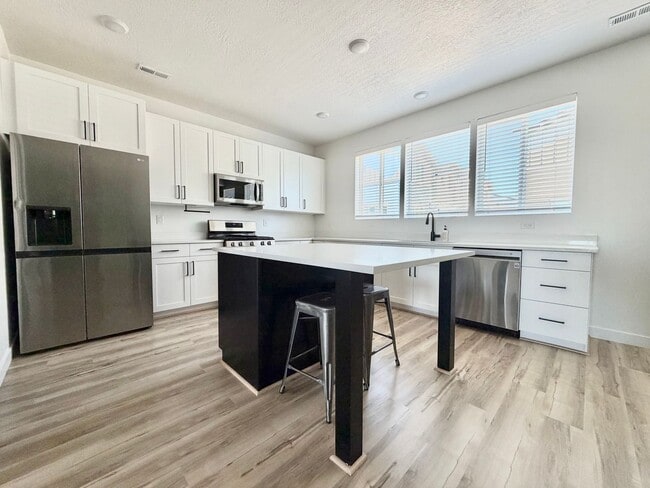Building Photo - 3 Bed + 2.5 Bath Townhome w/ Garage, Storage & Dogs Allowed Near Jordan Landing
