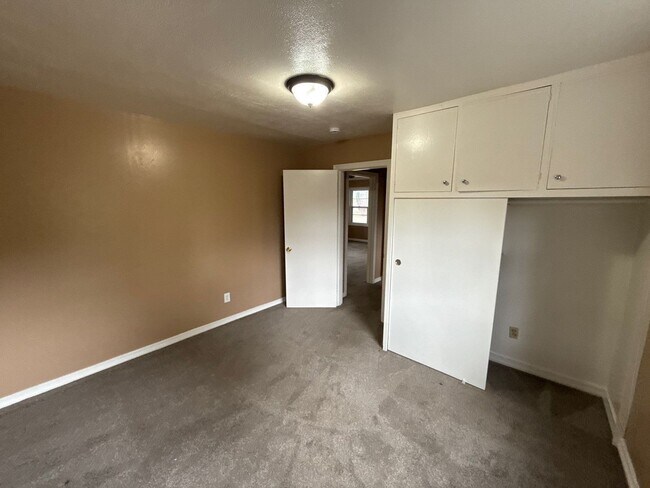 Building Photo - 465 Madrona Ave SE