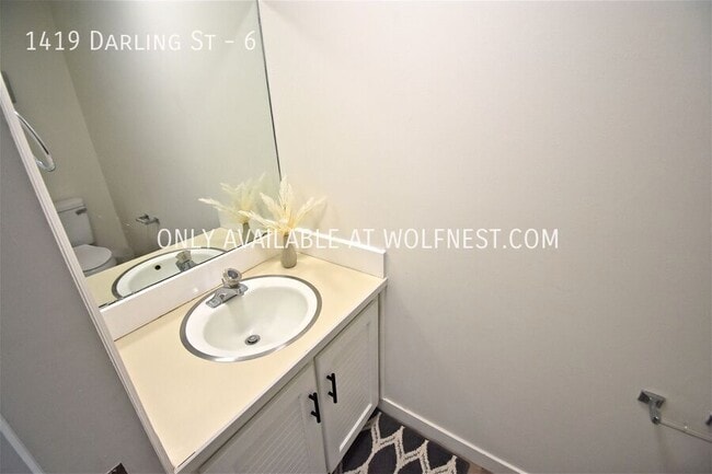 Building Photo - Stunning 3 Bed Ogden Townhome! No Deposit ...