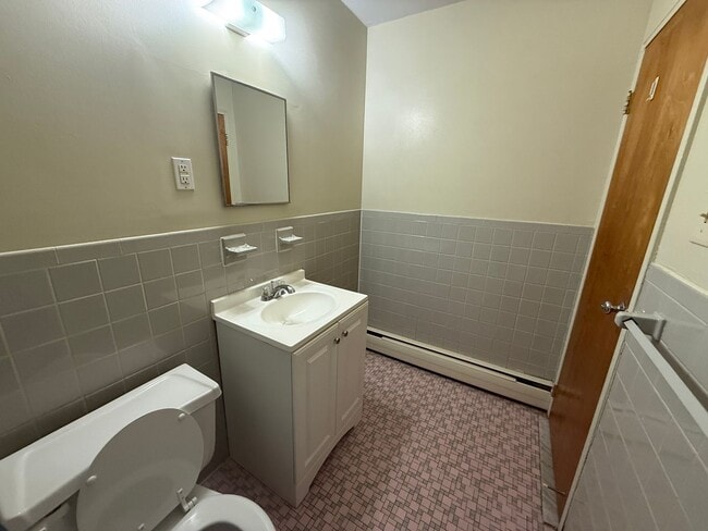 Building Photo - Beautifully-Maintained 1-Bedroom & Centrally Located to Everything You Need!