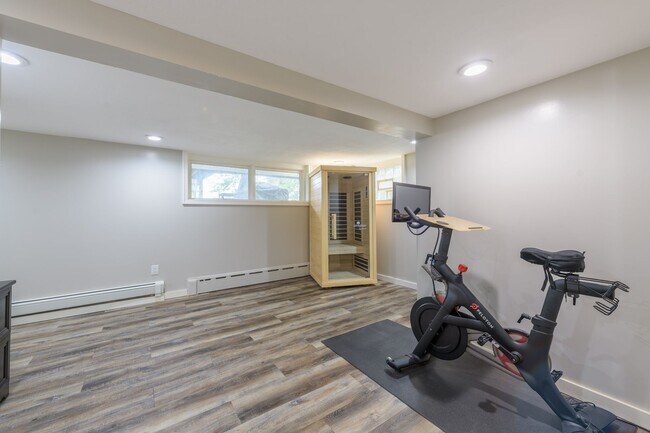 Building Photo - Rare green lake lake home for long term re...