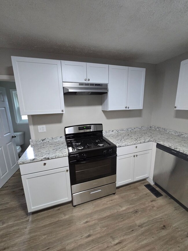 Building Photo - 4 BEDROOM SINGLE FAMILY HOME