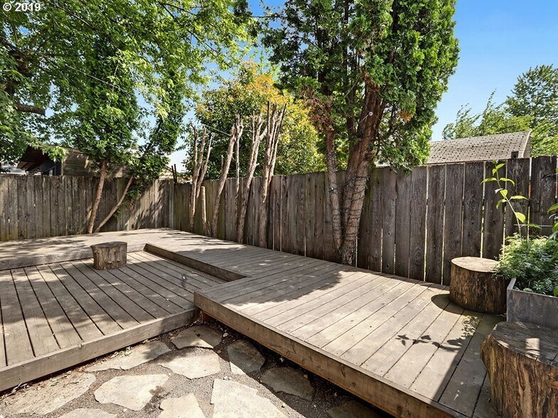 Deck - 7611 SE Insley St