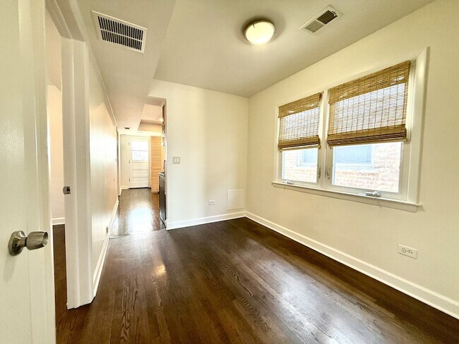 Building Photo - 6017 W Montrose Ave