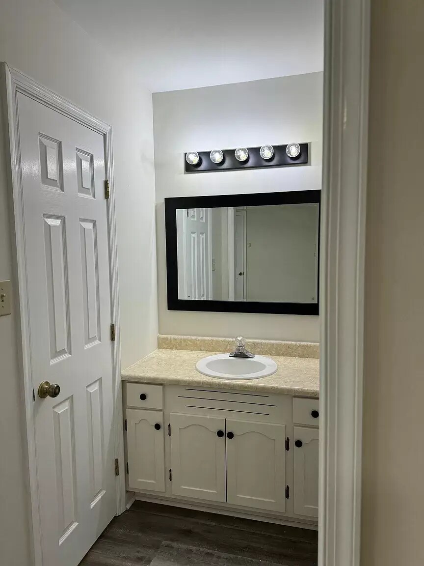 Building Photo - 716 John St