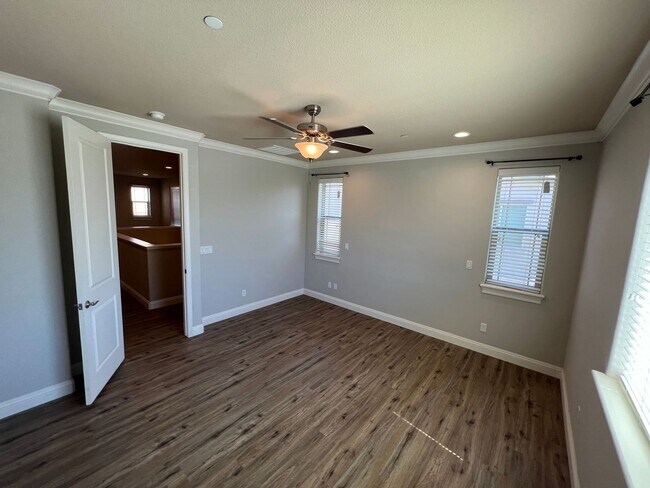 Building Photo - Newer Low Maintenance Home off Glenn and S...