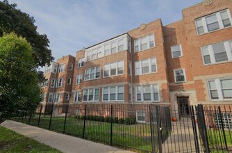 Building Photo - Rogers Park 2 Bed 1 Bath! Available 6/10 / Dog Friendly / Laundry In Building