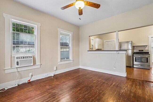 Building Photo - 2310 N Sabinas St