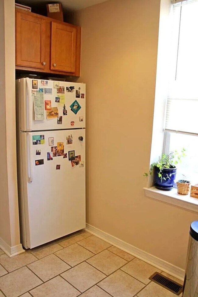 Building Photo - Gorgeous 2-Bedroom Townhome in the Heart o...