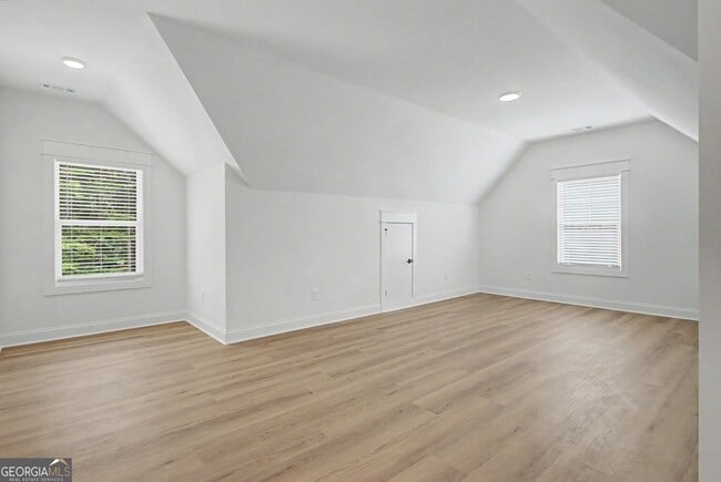 Building Photo - 347 E Crestwood Rd