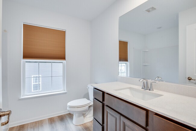Building Photo - 205 Tinana St