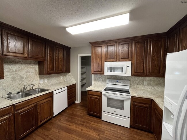 Building Photo - 2908 Featherston Ave