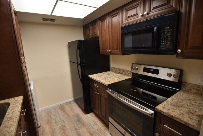 Building Photo - SANFORD: 2nd Floor Condo Sandlewood Villas