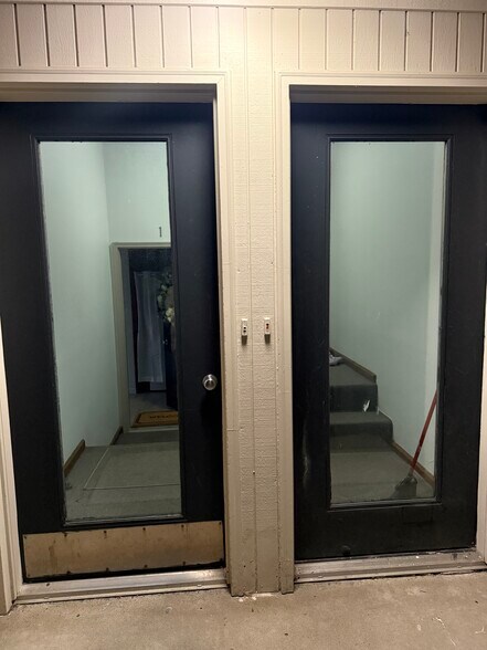 Air lock entrance foyer - 1053 Danby Rd