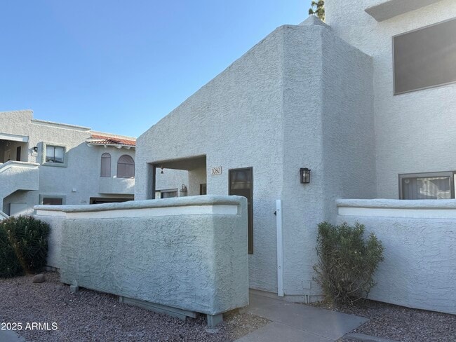 Primary Photo - 850 S River Dr