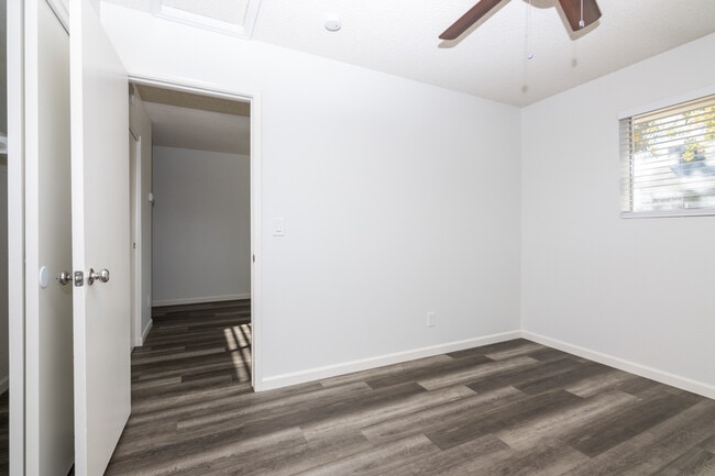 Building Photo - Granada Suites