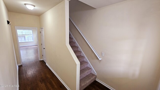 Building Photo - 714 Savannah Dr