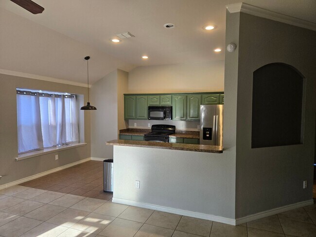 Building Photo - Adorable 4/2/2 with Fireplace