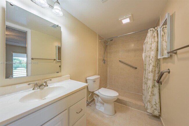 Building Photo - 3581 Inverrary Dr
