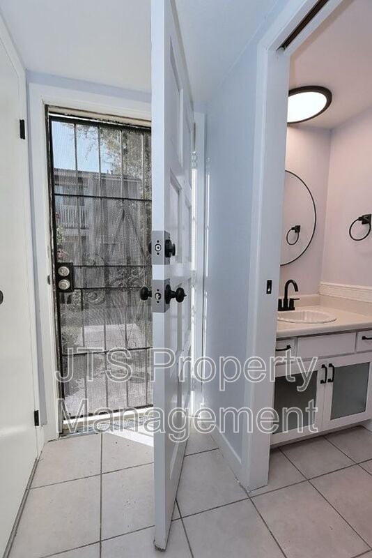 Building Photo - 45 Derow Ct