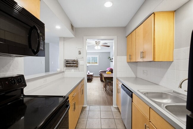 Building Photo - 2 Bed 1 Bath Condo by UT and CapMetro Stop