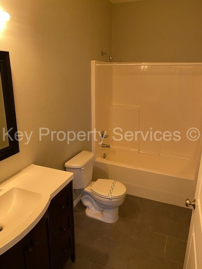 Building Photo - COMING SOON! Large 3 bed 3 bath in Camas