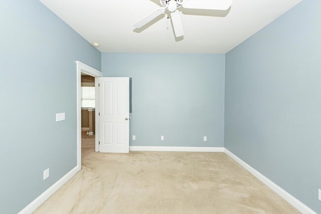 Building Photo - 302 White Gables Dr