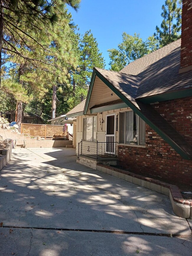 Building Photo - Three Bedroom with Garage