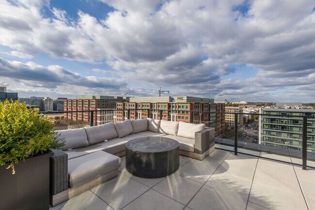 Building Photo - One Month Free For A Lease Start by 8/3! 6...