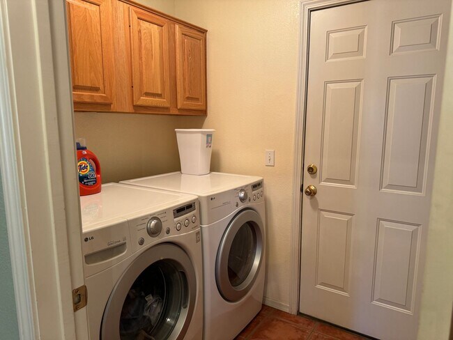 Building Photo - Spacious 3-Bedroom Home with RV Parking & Boat-Deep Garage