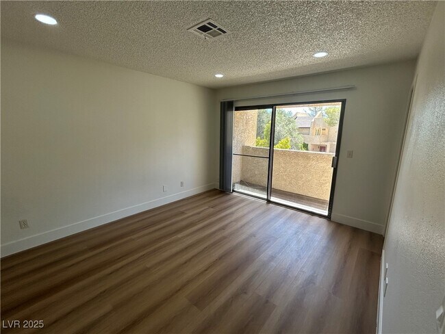 Building Photo - 3937 S Torrey Pines Dr