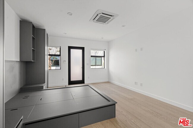 Building Photo - 1325 Cabrillo Ave