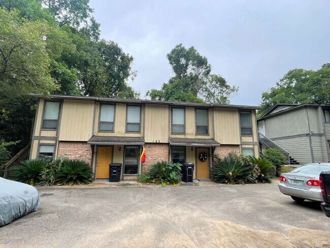 Building Photo - 2/1 Located close to Midtown and Tallahassee Mall.