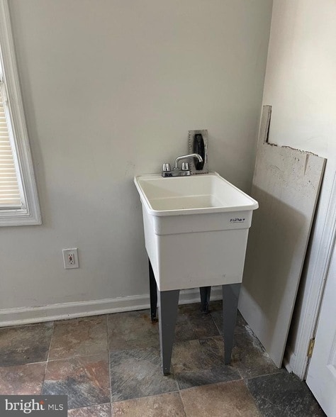 Building Photo - 7 6th Ave