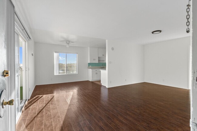 Interior Photo - 809 Edgewood St