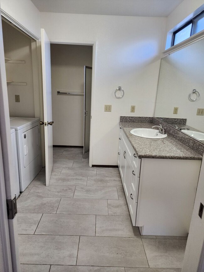 Building Photo - 1313 Claus Rd