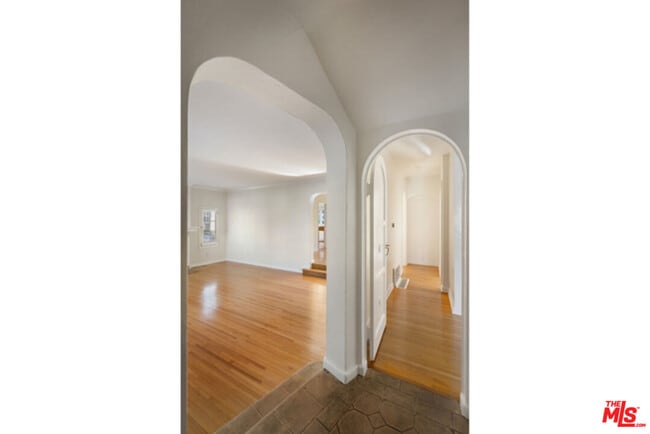 Building Photo - 8664 W Olympic Blvd