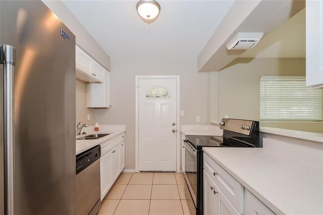 Building Photo - 3211 21st Ave Dr W