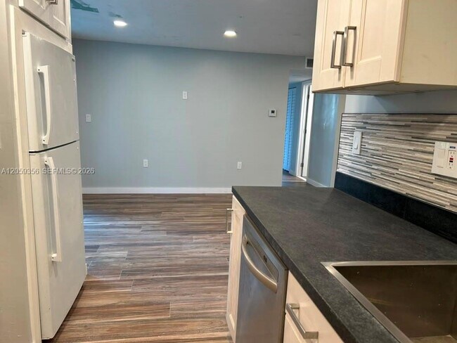Building Photo - 9320 Fontainebleau Blvd