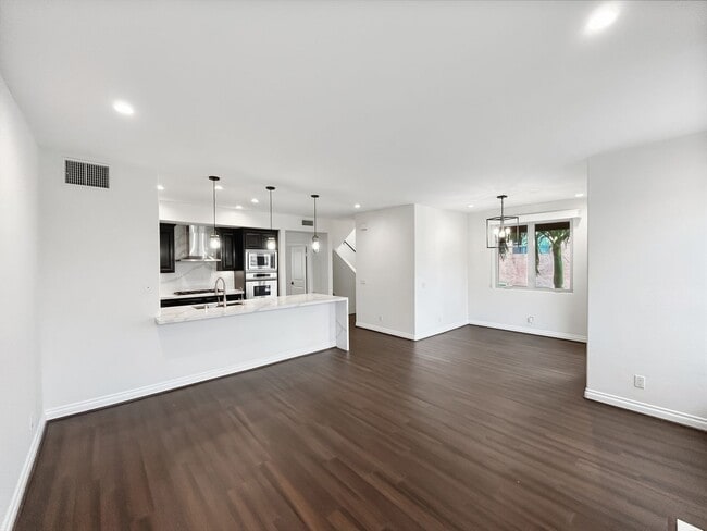 Building Photo - Beautiful 3BD/3.5BA W/ A/C and 2-Car Attached Garage in Hillcrest!