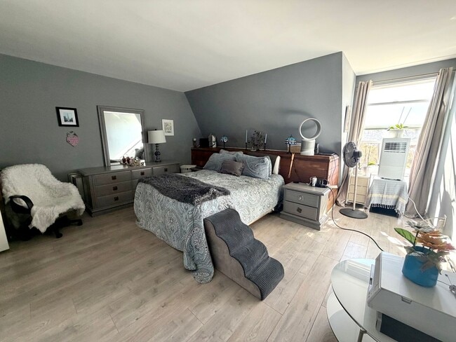 Building Photo - Furnished Malibu Condo Just Minutes from Pepperdine