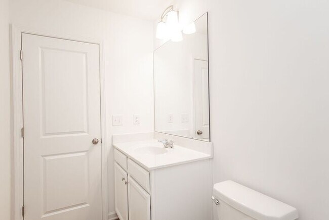 Building Photo - Beautifully designed 3-bedroom, 2.5-bath e...