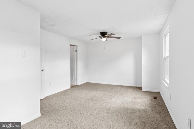 Building Photo - 15537 N Oak Ct