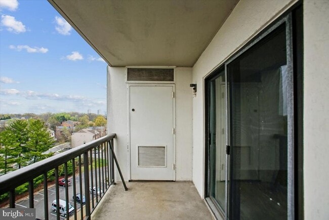 Building Photo - 3800 Powell Ln