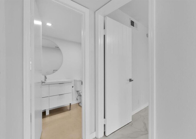 Building Photo - 3430 Pinewalk Dr N