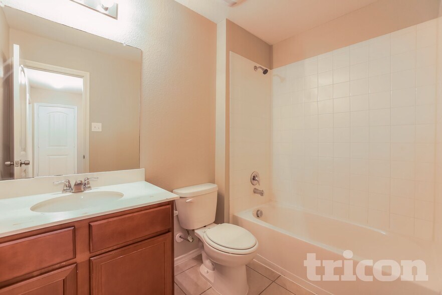 Building Photo - 2511 Glen Hollow Dr