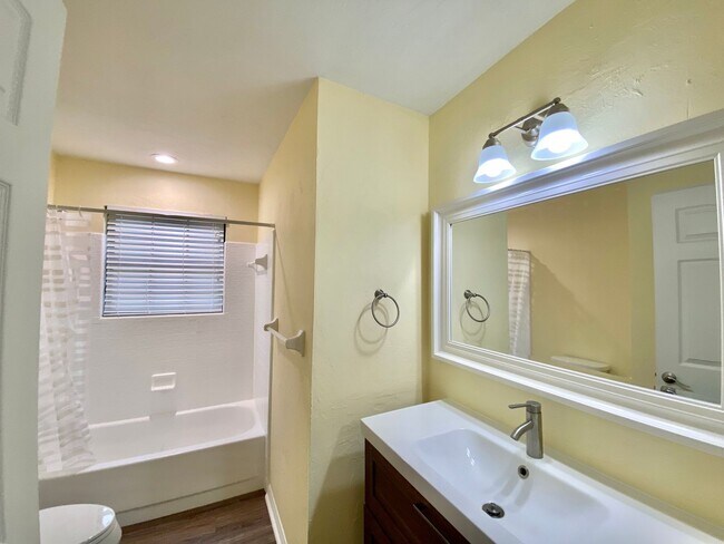 Building Photo - Charming 4BR Home in Haile Plantation with...