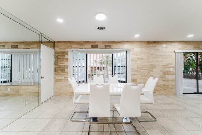 Building Photo - 1016 NE 26th Ave